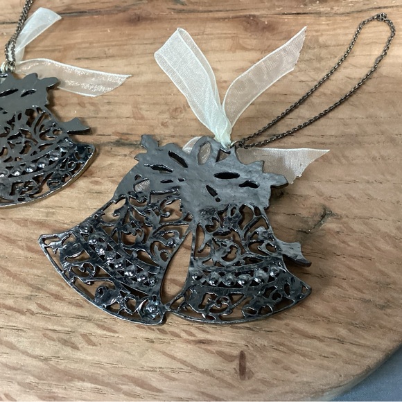 🟢 Beautiful pair of Pewter Crafted Christmas Bells w/ Holly Leaves & Jewels - Picture 8 of 12